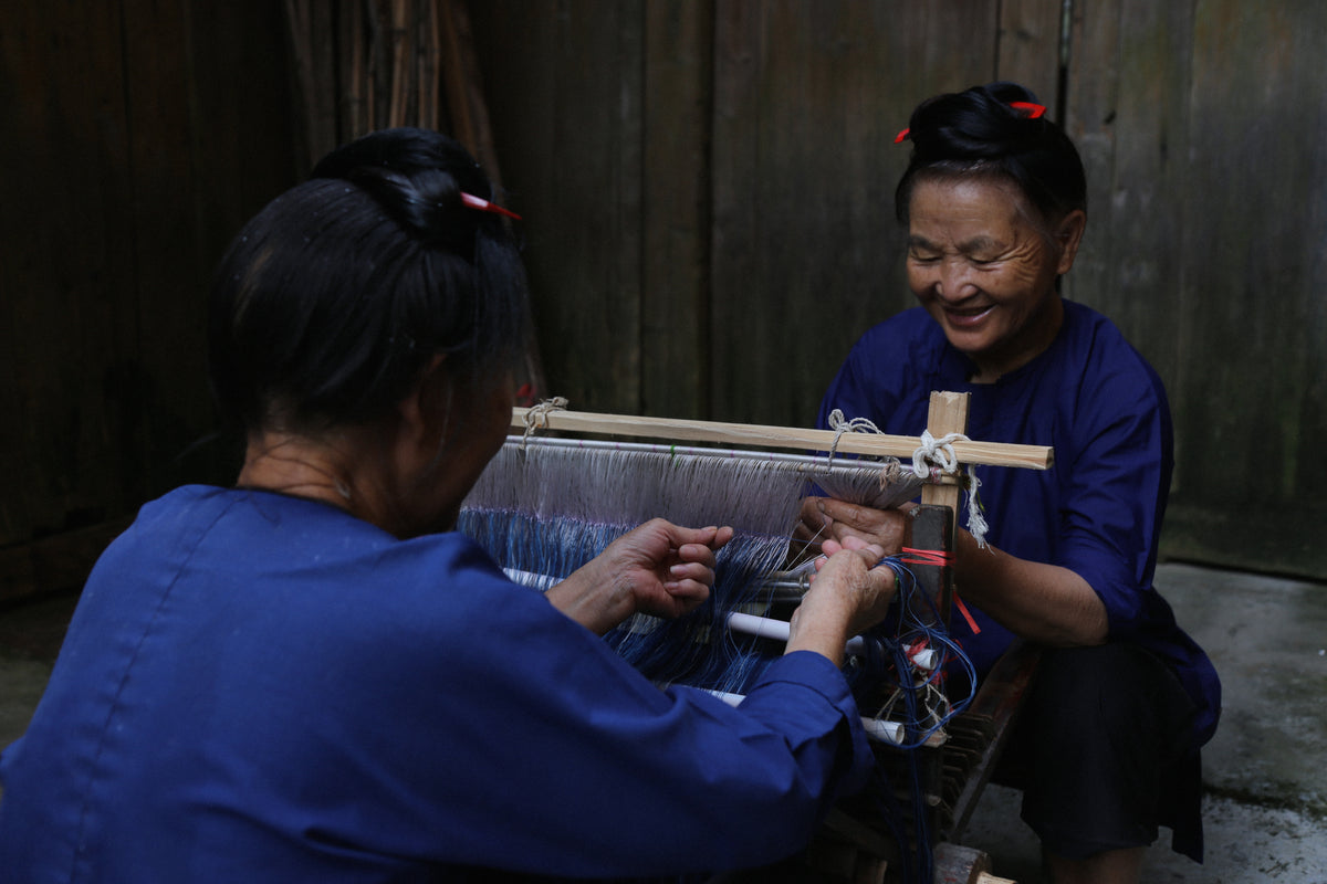 Dong 侗 tea runner