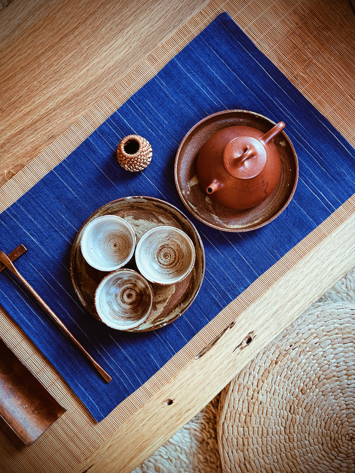 Dong 侗 tea runner